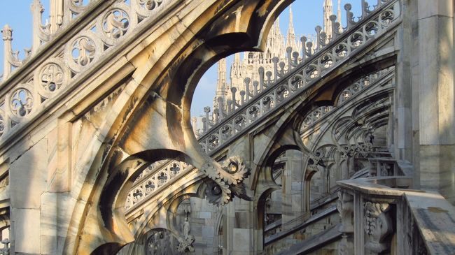 ドゥオーモ広場から見ると奥の方に階段があり、そこから広場側へ屋上の端にある通路を通って、素晴らしい彫刻を見ながら移動する。