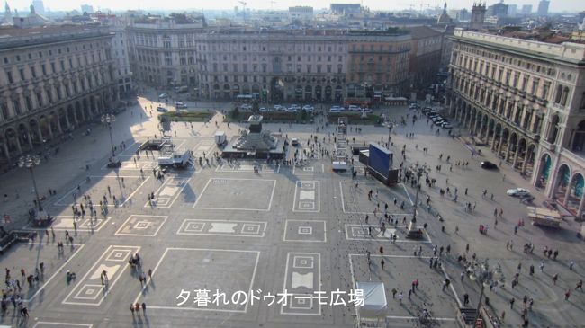 屋上の安全柵の隙間から写した大聖堂の広場。