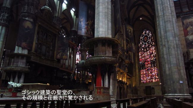 サンピエトロ大聖堂に次ぐ大きさのドゥオーモ大聖堂の荘厳な内部。