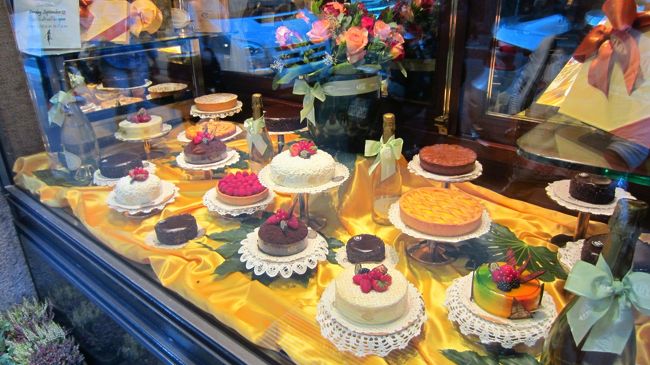 ポンテ・ナポレオーネ通りのケーキ屋さんも美味しそうなケーキとデコレーションで客の目を引いている。