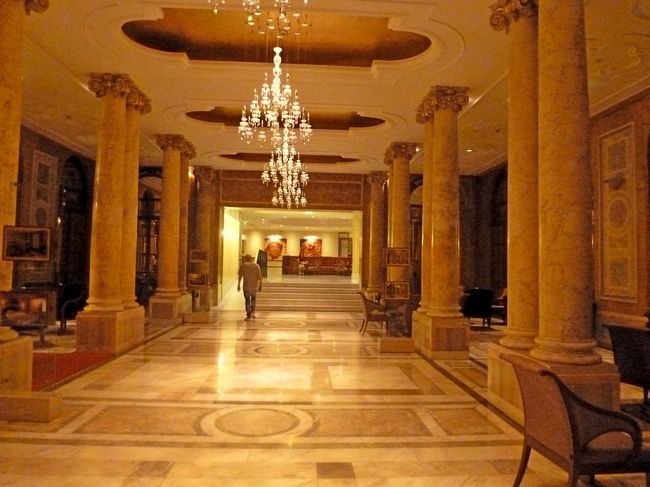 ロビー，左に大きな宴会場があり，結婚式をしていた