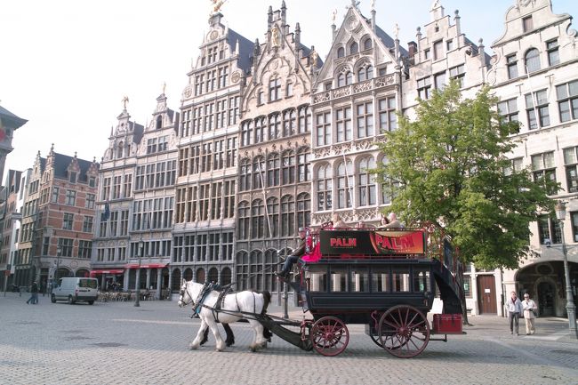 市庁舎のほうに移動。すぐです!!<br /><br />ちょうど目の前に馬車が!!ブリュージュでは乗れなかったので乗ります!!!<br /><br />これ、はっきり言って乗った方がいいと思います。<br />ヨーロッパの石畳を馬車で移動、本当にステキでした。夕方でちょっと寒かったし説明も言葉の問題で何を言ってるのかわかりませんが、日本ではできない事なので!!
