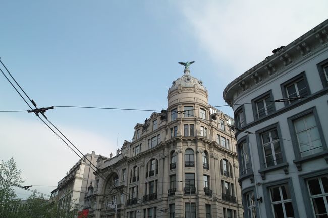 スタート地点の市庁舎に戻ってきて終わり。<br /><br />アントワープの街はお店が閉まるのが早くて……ファッションの街というだけあって、ゆっくり見たいお店がたくさんありましたが時間がなく終了…<br />後ろ髪をひかれながらブリュッセルに戻ります……<br />帰り道タリスの中から南駅を過ぎたあたりで外をみていると、なんと有名な「飾り窓」を見る事ができました!!一つの窓に一人下着姿のお姉ちゃんが。<br />「飾り窓」という名前の由来がわかりました。<br />観光客が行くようなところじゃないですね、電車の中から見れてよかったです。<br /><br /><br />ベルギーってどの街も小さくて一日で見れちゃうから、気に入った場所を見つけたらそこに滞在するのがいいのかな。<br />ブリュッセルは美術館も建築も買い物もできるけど、私の好きなヨーロッパの街並は絶対にアントワープ!!!<br />オススメはアントワープです!!!<br />合い言葉はアントワープです!!!<br /><br /><br />