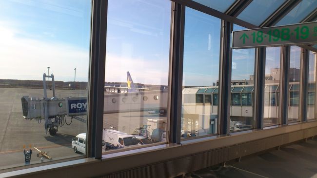 新千歳空港<br />車いすをレンタルし、早速チェクイン。<br />がしかし…預けようとお願いすると<br /><br />「お客様、何か故障や破損があった場合の<br />   了承のサインをお願いします。」<br />とグランドスタッフ。<br /><br />えっつ！？そんなサインっておかしくないかい？<br />今回、車いすに乗る母はいないけど<br />壊れたら自分の足代わりとして<br />大事なものが壊れたら…<br />こんなことこれまで言われたことが<br />なかったのでつい、<br />「壊れないよう方法他にあるんですか？」<br />と聞くと私がキレる客に認識されたようで<br />慌てて、<br />「丁重に運ばせていただきます。」と。<br />それでもサインはすることに。<br /><br />あっ、うっ…<br />もっと言いたいことがあるけど<br />もういいや。なんなんだろう…<br />