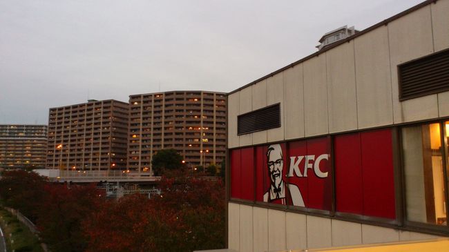 泉ヶ丘駅<br />さぁこれから十数年ぶりの水泳友達<br />との再開。その前に駅をぶらつく。