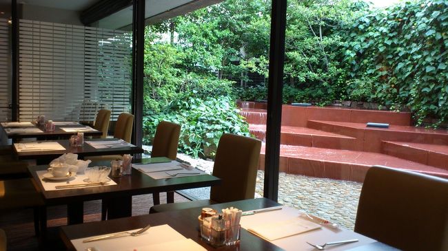 11月12日(月)ラマダホテル大阪<br />格安の宿泊プランで、朝はコンビニで<br />安く済ませてと考えてたのに、雰囲気に<br />引き寄せられてホテル内での朝食。<br /><br />全然高いけど、でも素敵な時間だった。<br />それにしても外国人多いな。