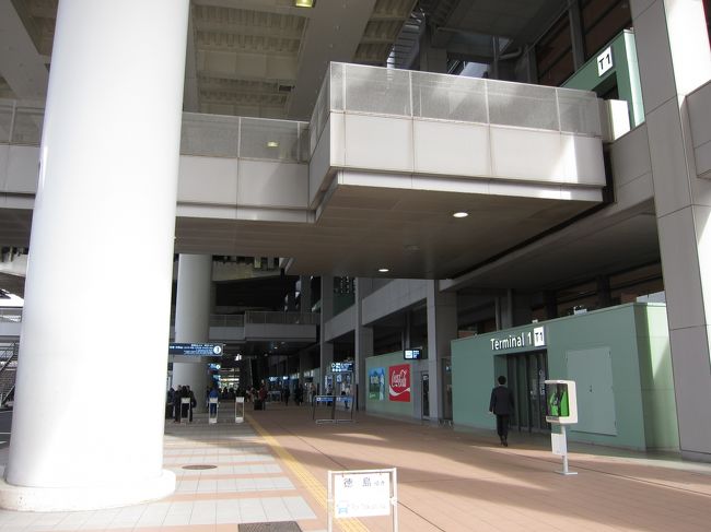 さぁ、泉ヶ丘というところまでバスで移動。<br />バス停に行き、荷物を積んでくれてる<br />おじいさんに<br />「泉ヶ丘なんですが。」というと<br />「そこ、よー行かへんわ。」と言われ<br />「えっつ…」<br />結局、泉ヶ丘にいくバスは1時間待たないと<br />来ないことがわかる。<br />がっかり。