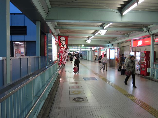 商店街のような、懐かしい感じ。<br /><br />そうこうしているうちに、友人と再開！<br />全然変わっていなくすぐに会えた。<br />十数年の時間はあっという間に<br />追いついたよう。<br />積もり過ぎの話は尽きることがない(笑)。<br />でも話題は大人なことが増えたね。