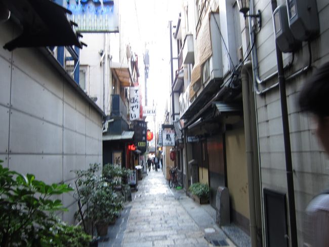 再び道頓堀周辺。<br />細い路地に面白い店が多いね。