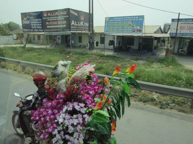 ホテルへ向かう道中。<br /><br />翌日が「女の子の日」という、男性が女性に花をプレゼントする日だったようで、町中で花が売られていました。