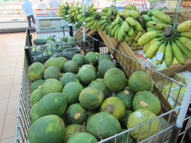 ホテルの前のスーパーマーケットでミネラルウォーター等を購入。ホテルにチェックイン。<br /><br />ホテルの場所は街から離れていて、静かだった。でも、チョコチョコ出歩きたい人には物足りないかもしれない。<br /><br /><br />ホテル：クラウンプラザウエストハノイ