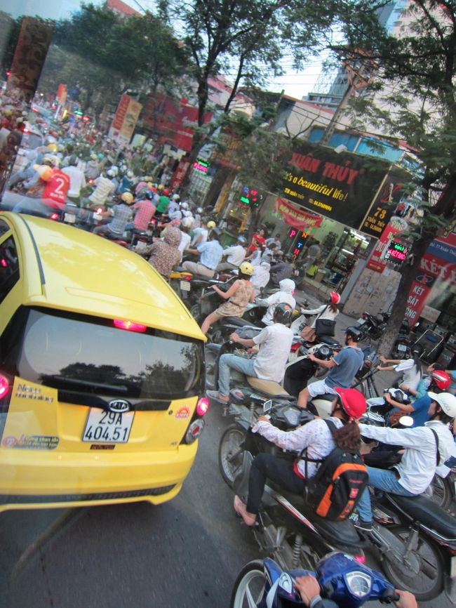 ホテルで少し休憩して、夜ゴハンのレストランへ向かう。<br /><br />帰宅ラッシュが始まったところだったので、バイクの量がすごかった。