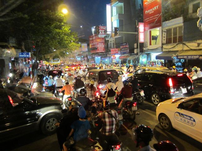 帰宅ラッシュがすごすぎて、暗くなってもまだレストランに着かない。