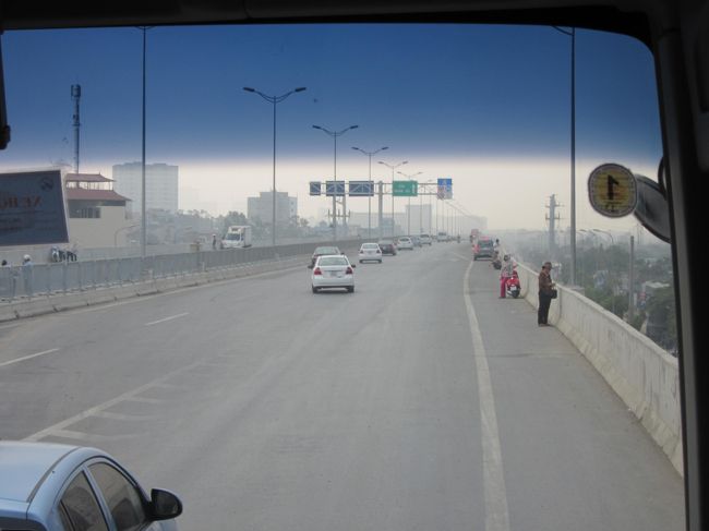 この日は早朝７時半から世界遺産：ハロン湾へむけて出発！<br />高速道路になぜか人がいます。<br /><br />ガイドさんいわく「普通にいるよ〜」とのこと。<br /><br />高速道路をバイクで走ることは禁止されているけど、この日普通に走ってました。<br /><br />なんなら、ＥＴＣゲート通らずすり抜けてました。すごい･･･。