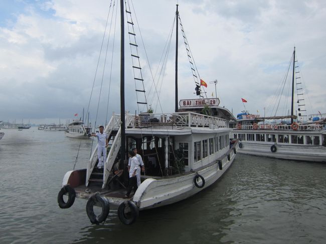 ハロン湾到着！<br /><br />あいにくの雨ですが、この船で３時間のクルージングです！