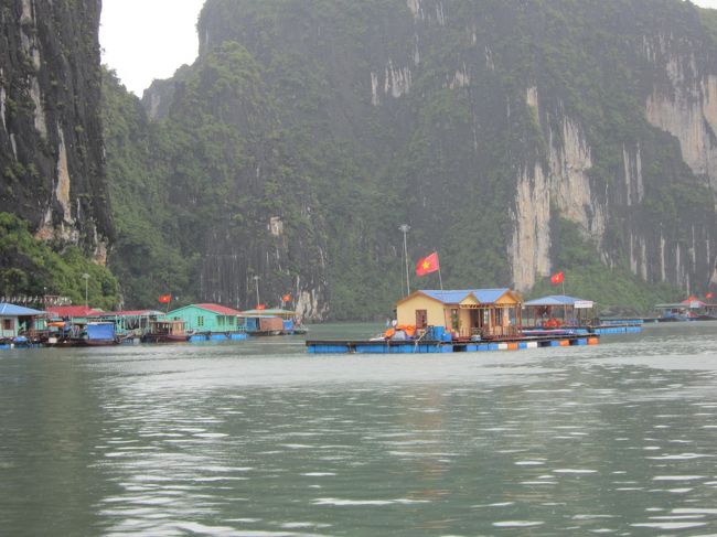 水上生活をする人々。<br /><br />学校もあるようです。