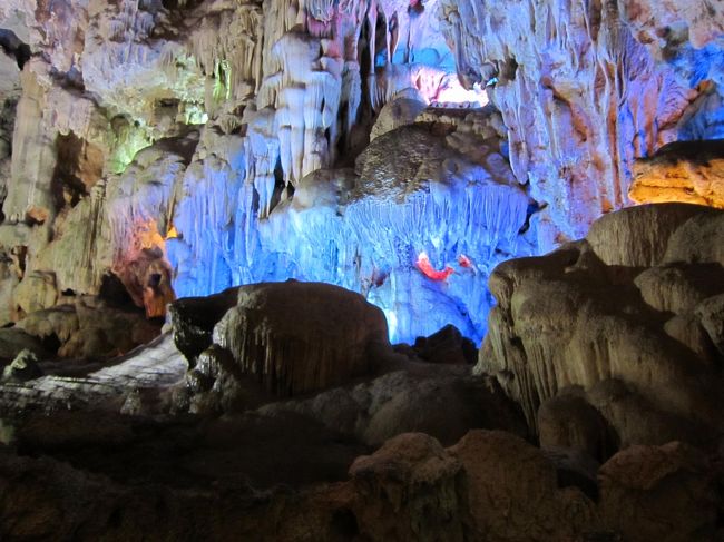 クルージングのあとは鍾乳洞見学。<br /><br />日本では怖くて鍾乳洞には入らないけど、入ってみてビックリ。<br />ライトアップがキレイで全然怖くなかったです。