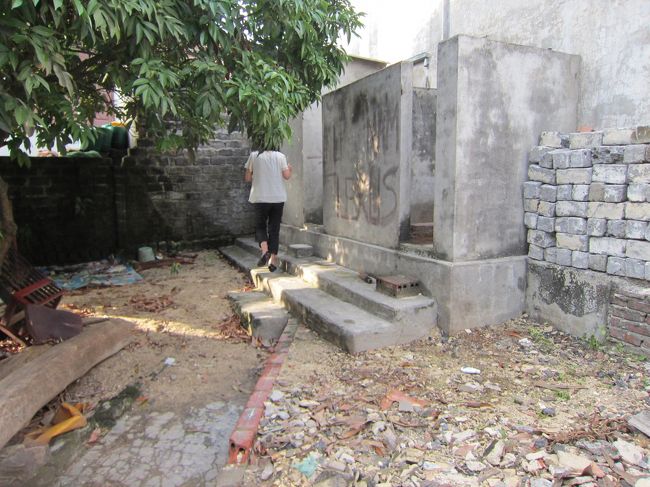 復路ももちろん３時間。<br /><br />ただ、船内でビールやらワインやらを飲みまくったせいでトイレに行きたい人が続出し、ガイドさんが民家の方にお願いしてトイレを貸してもらえることになりました！<br /><br />しかし、ひと目見て一瞬フリーズしてしまうぐらい初見なトイレでした。ドアと穴がなかった･･･。良い経験させてもらえました。