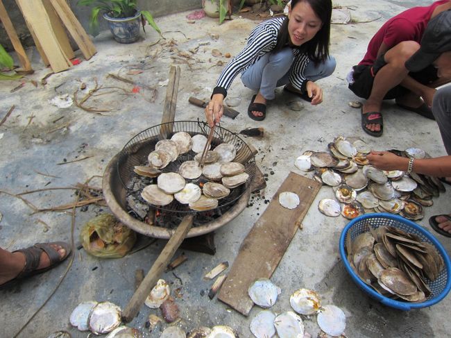 トイレを貸してくれた方のお宅の庭で、貝のＢＢＱをしていました。<br /><br />めちゃくちゃ楽しそうでした。