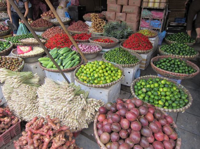 そのあとは市場へ。<br /><br />ガイドさんが「臭いのでマスクあればマスクしてねー」と。<br /><br />マスクしたけど、臭いすごかった･･･。香辛料なのか。。