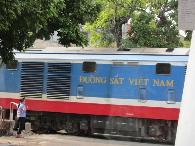 初めて電車を見ました。<br /><br />踏み切りの役目をしている門はなんと手作業！