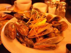 夕食はマッスルを食べに行きました。

The Occidental Belgian Beer Cafe

写真はスチームマッスルのハーフ。
これにポテトが付いてきます。