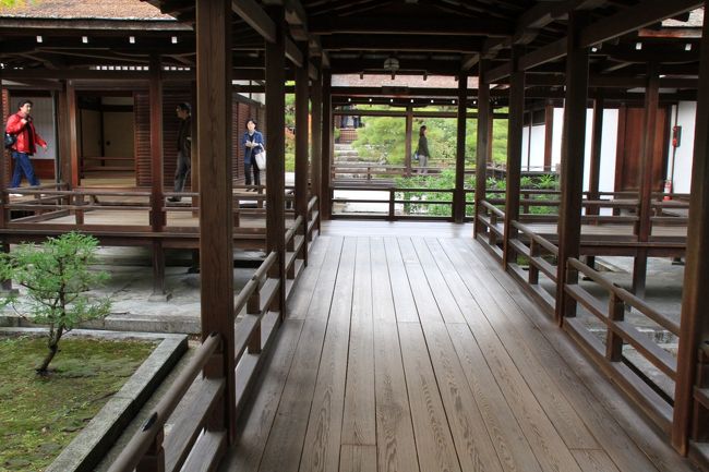 渡り廊下を抜けて