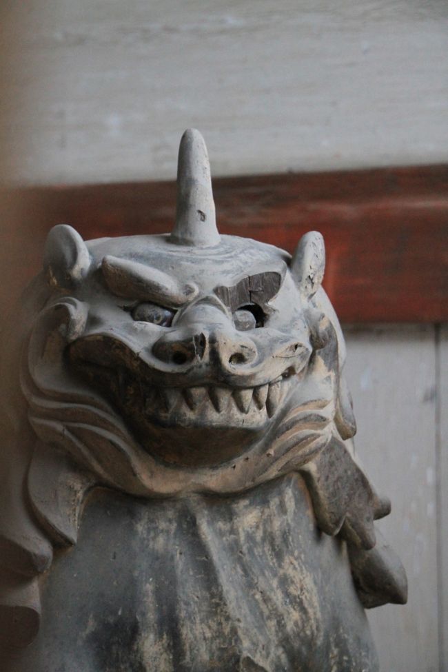 これも門のそばに