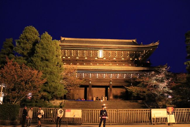 夕方市街に戻ってくるとライトアップが始まってました。知恩院の門です