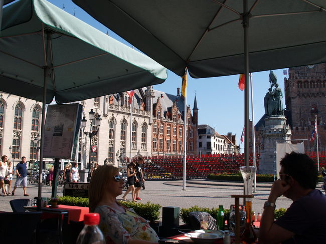 グランプラスを後にブルージュに来ました。<br /><br />久しぶりのブルージュ。<br />マルクト広場にてランチ