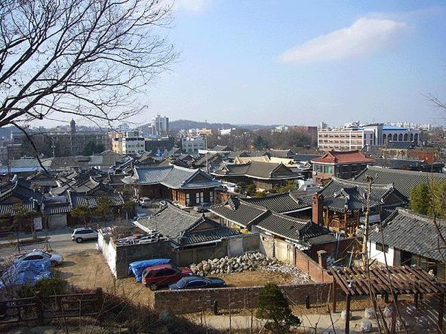 丘の上から町並みを眺める