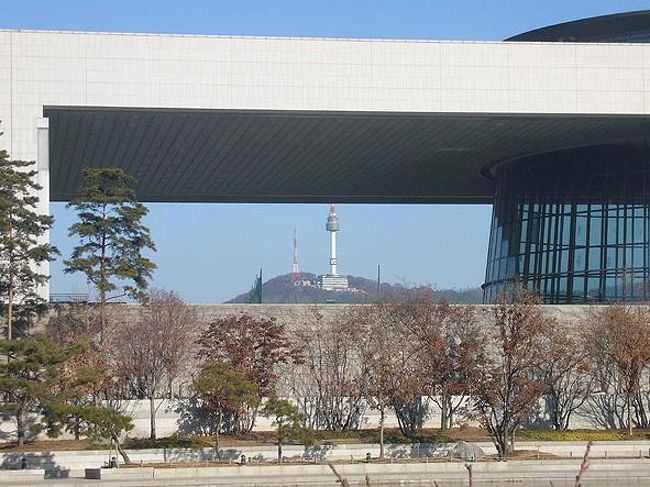 新しく開館した国立博物館を見学