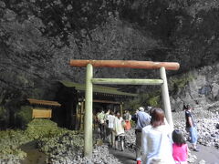 天岩戸神社から少し川をのぼったところにある「天安河原」。パワースポットとして注目されているところです。
