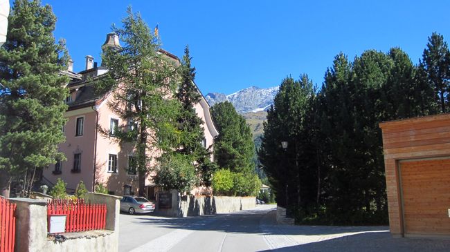 シルス村の静かなたたずまい。道沿いには、スキー客向けのロッジやペンションなどが並んでいる。