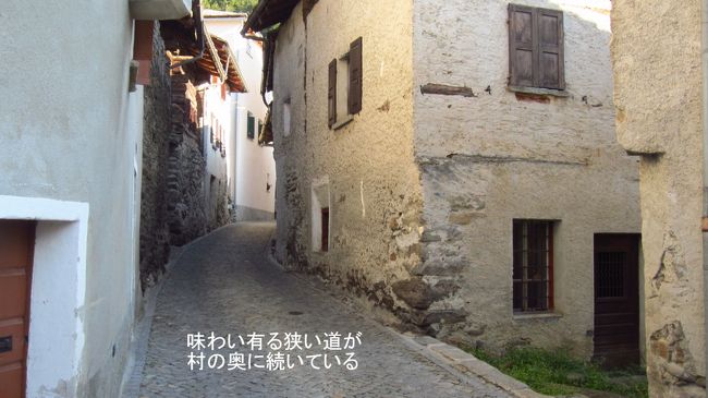 どの路地もまっすぐな道はなく、何となくこの写真のように気持ちよく、自然にカーブした道が奥に続いている。