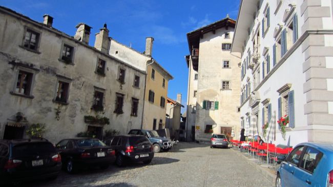 最近はこのソーリオ村も有名になり、観光化の影響は受けていると思うが、それでも細い路地や家々は大きく手を加えられずに昔の雰囲気を残している。しかし、車社会の影響からは逃れることは出来ないようで、狭い広場でも多くの車が駐車している。