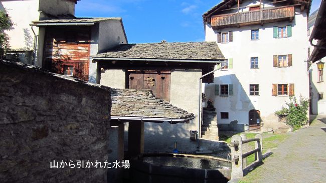 村の水場に来た。山の沢から引いたと思われる清らかな水が、流れ落ちていた。