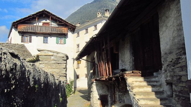 倉庫はネズミ返しのためか、高床式になっていて、扉まで階段になっているのがこの村の常識のようだ。