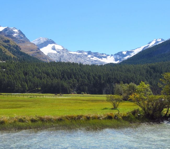 シルス村からアルプスの山々を眺望する。牧草地の緑も幾分秋の色に変わりつつある。