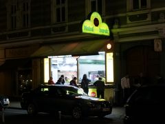 夕食はリュブリャナ風カツレツを食べに行く予定だったのですが、時差ボケで前日あまり寝ていなかったのと、長距離ドライブ・プリトヴィッツェ散策で疲れていたので、ホテルの近場で済ますことにしました。
ホテルの横のコンビニに行ってみたら既に閉店。土日は19時に閉店してしまうようです…。
そこでホテル周辺を散策。斜め向かいくらいにあった「FAST FOOD NOBEL」というピザとブレクの店で済ますことに。