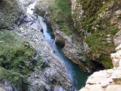 この川の浸食で洞窟と峡谷が出来たようです。