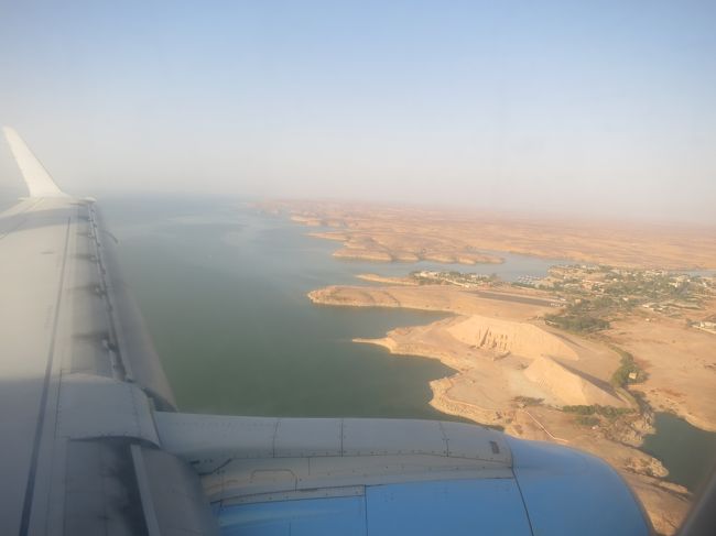 飛行機から<br /><br /><br /><br />アブシンベル神殿が見えました。