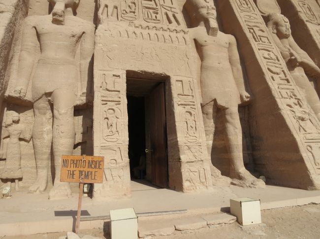 なんか入り口に刺さってる