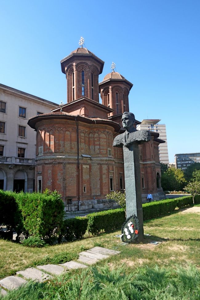 0820 Cretulescu教会へ，革命広場の反対側．1039今回の散歩の最後にもよる．0900からしかドアが開かなくて中が見られなかったためだ