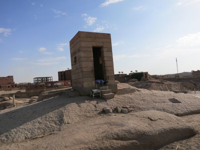 ひ、ひとが死んでるーーー<br /><br /><br />このくそ暑いのに<br /><br /><br />よく寝れる<br /><br /><br />