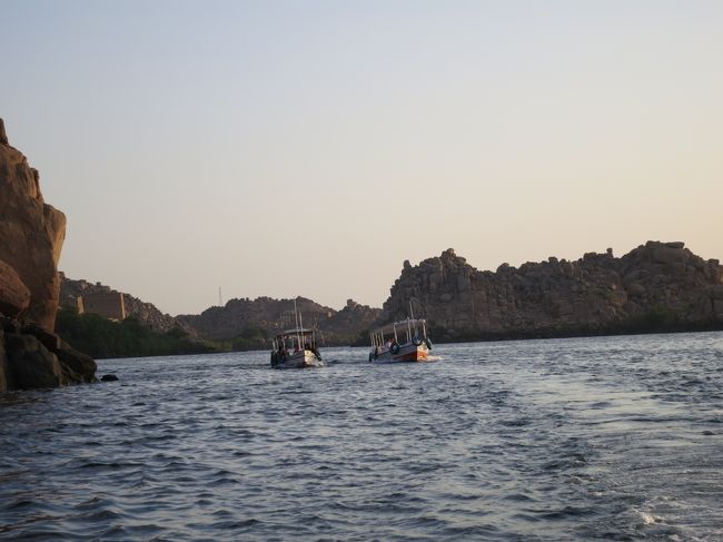 神殿まではこんな感じのボートで移動