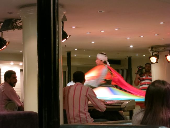 お土産屋さんからようやくクルーズ船に<br /><br /><br />夕食はビュッフェ形式で、パスタとかを食べました。<br /><br /><br />今日も一日お疲れ様でしたー<br /><br /><br /><br /><br />ではなく、クルーズ船の夜は続く。<br /><br /><br />21時からベリーダンス＆クルクル（名前忘れました）ダンスショー<br /><br /><br />