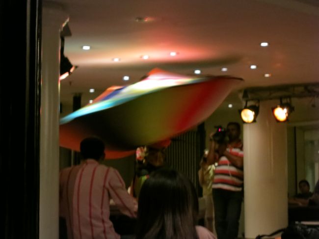 クルクル<br /><br /><br />見てるほうが目が回る<br /><br /><br /><br />パーティー終了後、ようやく就寝。<br />おやすみなさい。<br /><br /><br />この日は、朝からいったい何時間活動したのか・・・<br /><br /><br /><br />4日目に続く。<br /><br /><br />しかし同行した友人の夜は、終わっていなかった。