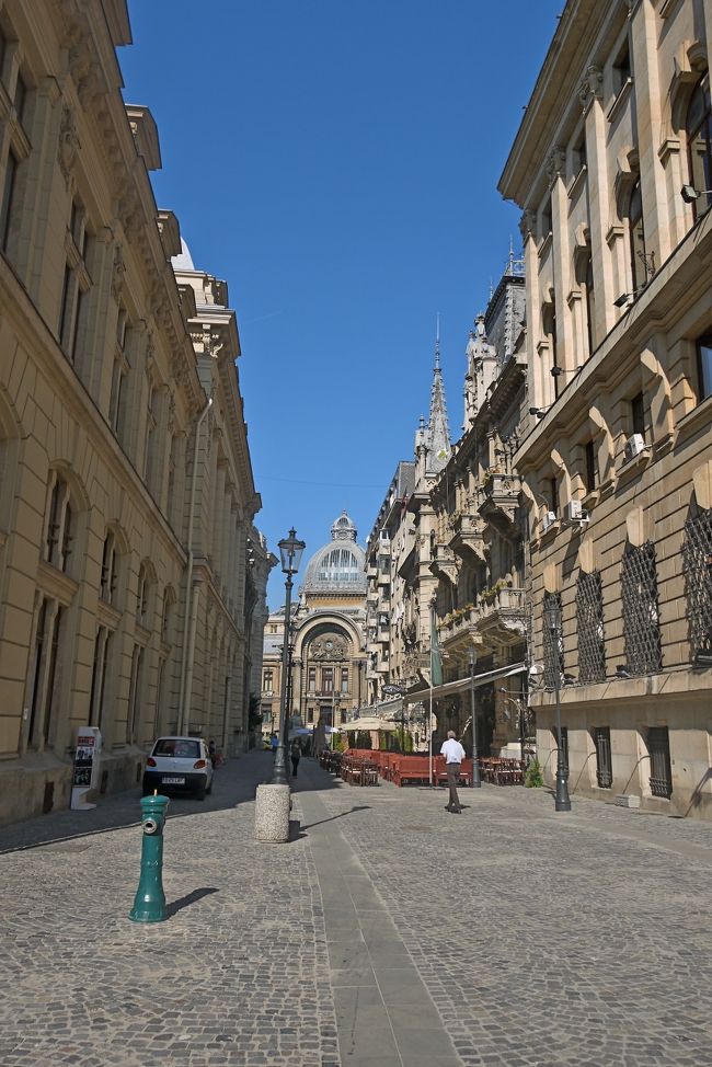 教会の前の道，西へ行けばヴィクトリア通りCEC銀行のところ