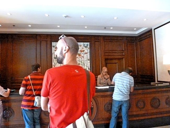 1200チェックアウトに並んだが中国人の団体のチェックインに手間取り20分も待たされる．ミニバーも使っていないので一銭も払わなかったが，ずいぶん謝られた．前の人は途中で怒り出した